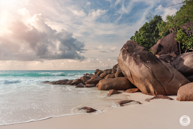 Granitfelsen am Strand von Anse Patates (Seychellen)