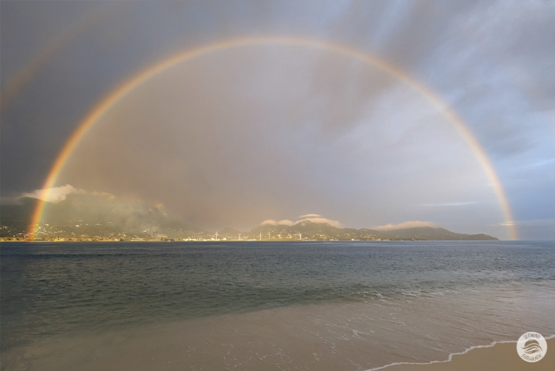 Granitfelsen am Strand von Anse Patates (Seychellen)