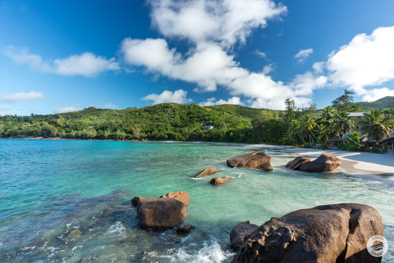 Granitfelsen am Strand von Anse Patates (Seychellen)