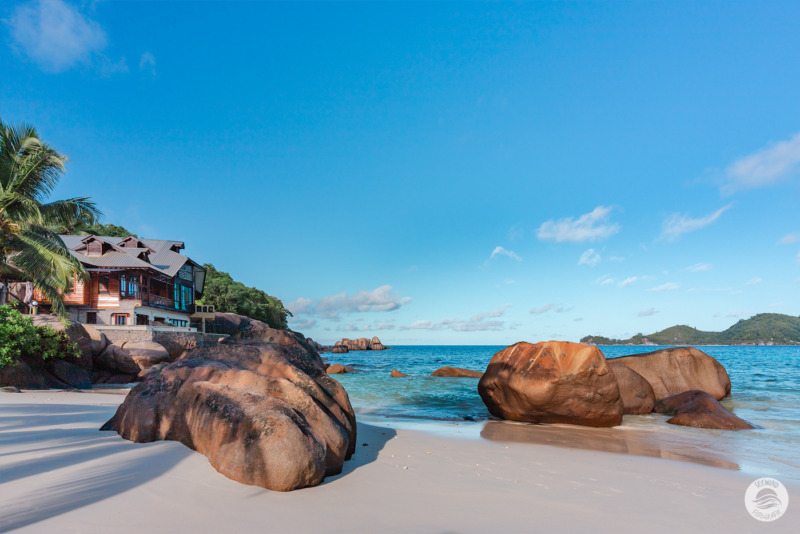 Granitfelsen am Strand von Anse Patates (Seychellen)