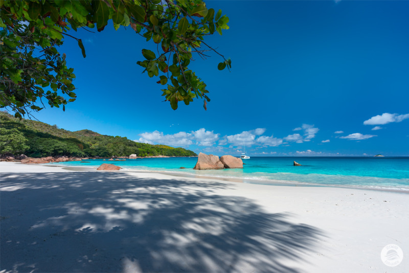 Granitfelsen am Strand von Anse Patates (Seychellen)